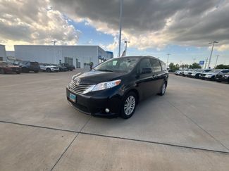 Used 2017 Toyota Sienna XLE FWD video 2