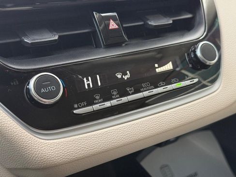 Used 2025 Toyota Corolla LE image 28