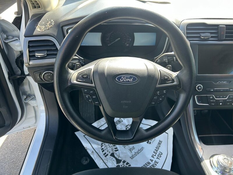 Used 2019 Ford Fusion SE FWD image 14