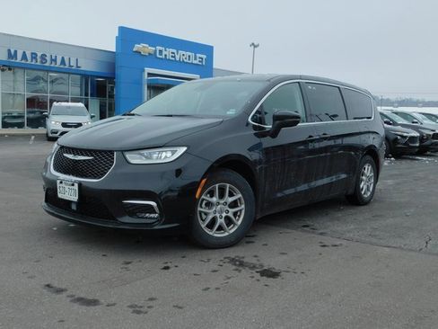 Used 2023 Chrysler Pacifica Touring-L image 2