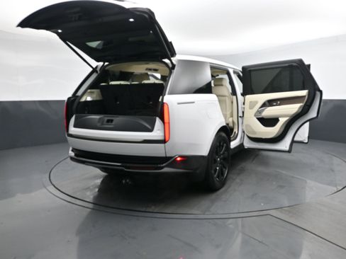 Used 2023 Land Rover Range Rover Long Wheelbase SE image 28