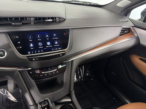 Used 2023 Cadillac XT5 Premium Luxury w/ Technology Package AWD/4WD image 4