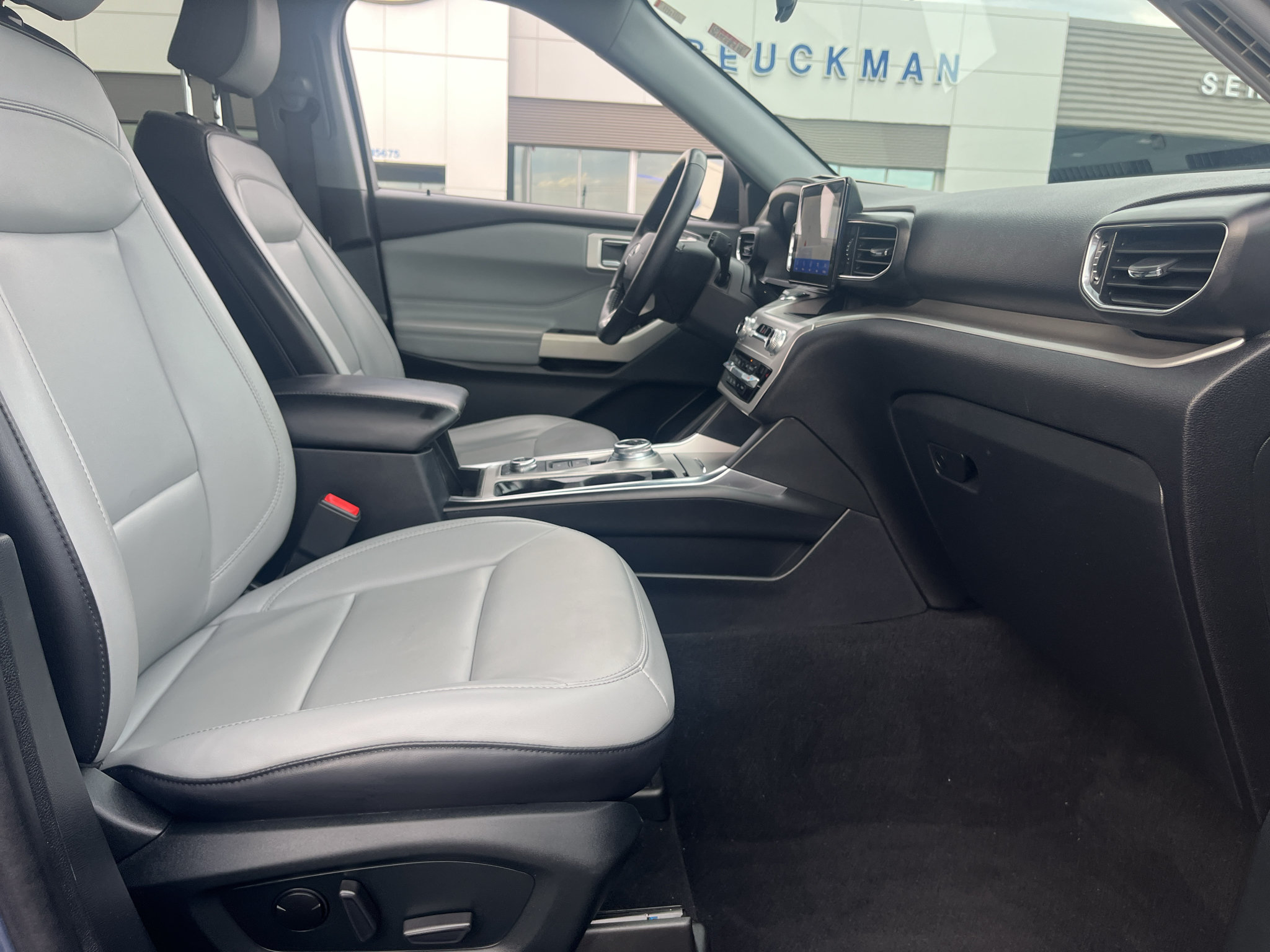 Used 2021 Ford Explorer XLT w/ Equipment Group 202A AWD/4WD image 32