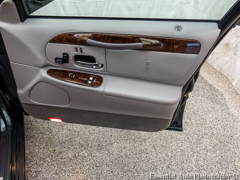 Used 1999 Lincoln Town Car Signature RWD image 23