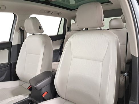 Used 2021 Volkswagen Tiguan SE w/ Panoramic Sunroof Package image 21