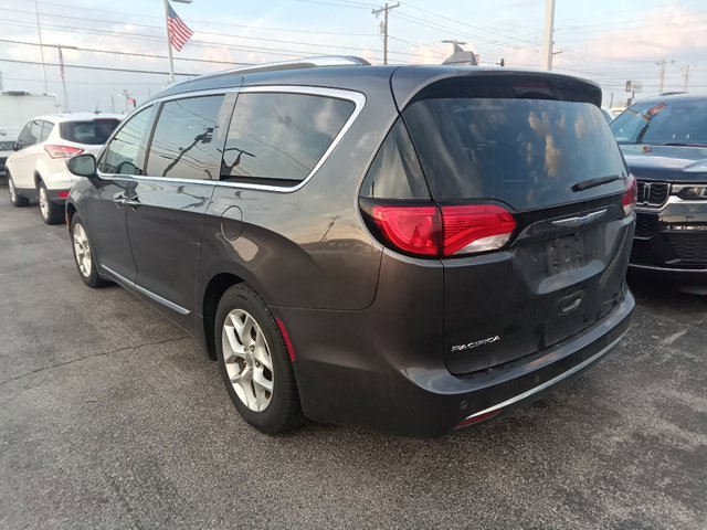 Used 2018 Chrysler Pacifica Touring-L w/ Tire & Wheel Group FWD image 3