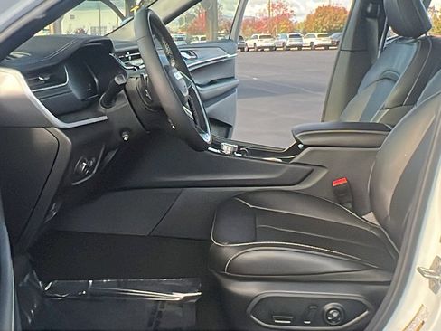 New 2025 Jeep Grand Cherokee Limited w/ Luxury Tech Group II image 15