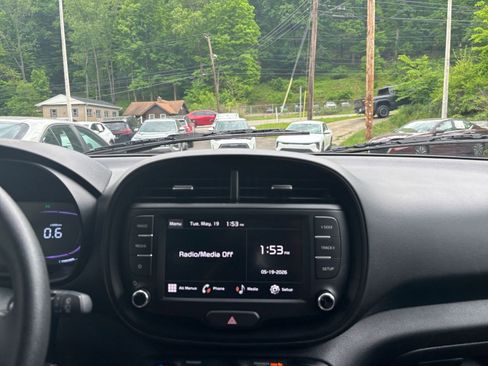 Used 2025 Kia Soul LX w/ LX Technology Package FWD image 20