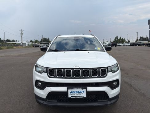 Used 2024 Jeep Compass Latitude AWD/4WD image 2
