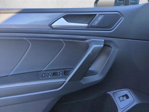 Used 2022 Volkswagen Tiguan SE image 16