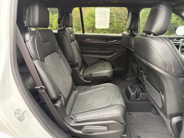 Used 2025 Jeep Grand Cherokee L Altitude AWD/4WD image 17