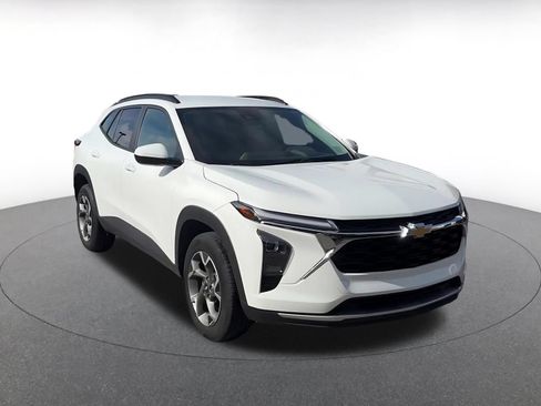 Used 2025 Chevrolet Trax LT FWD image 2