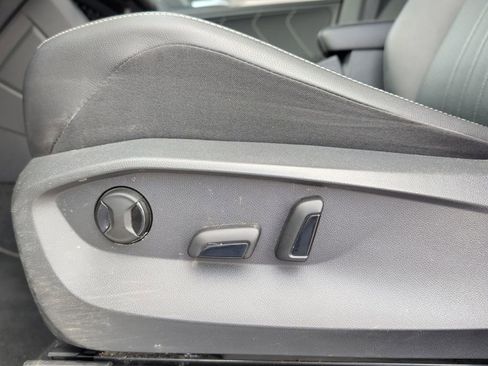 Used 2023 Volkswagen Tiguan SE R-Line image 11