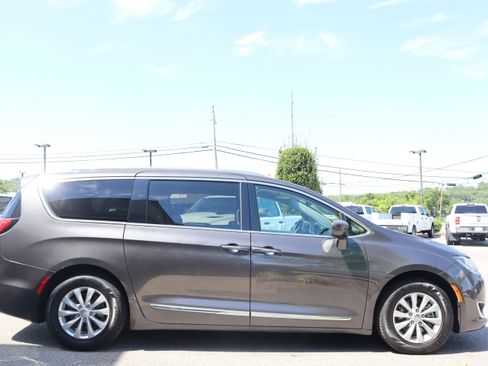 Used 2018 Chrysler Pacifica Touring-L Plus FWD image 6