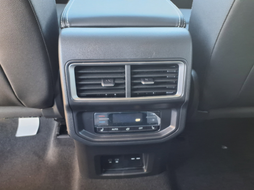 Used 2026 Volkswagen Atlas SEL AWD/4WD image 16