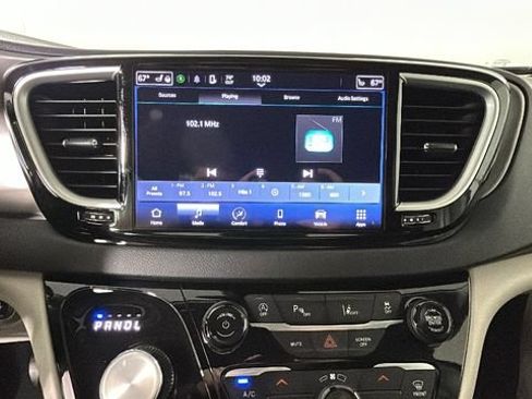 Used 2024 Chrysler Pacifica Touring-L FWD image 23