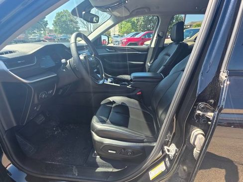 Used 2023 Jeep Grand Cherokee Limited w/ Black Appearance Package AWD/4WD image 4