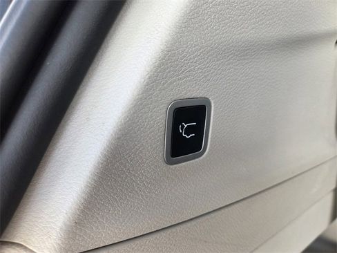 Certified 2023 Chrysler Pacifica Touring-L image 10