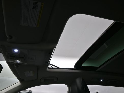 Used 2019 Volkswagen Tiguan SE w/ Panoramic Sunroof Package image 15