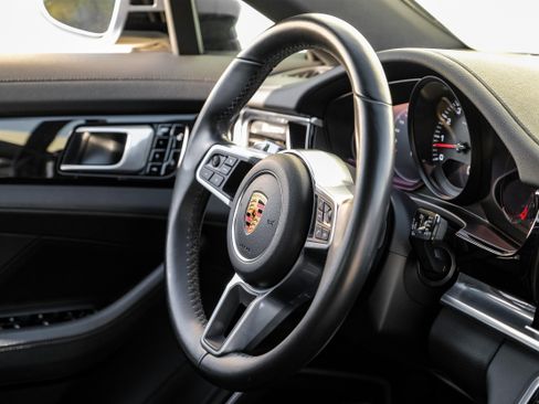 Used 2018 Porsche Panamera image 12