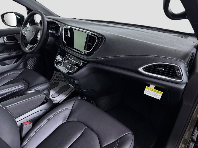New 2027 Chrysler Pacifica Select AWD/4WD image 30