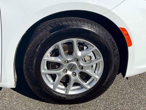 Used 2023 Chrysler Pacifica Touring-L image 10