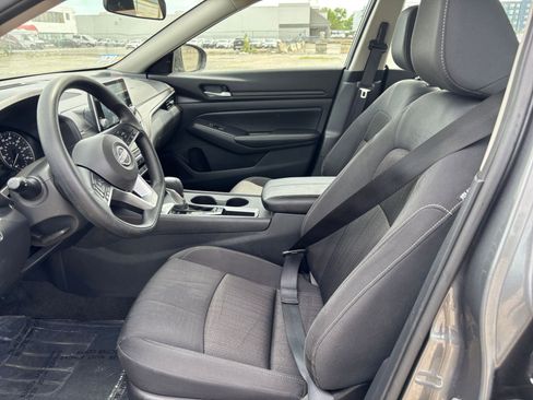 Used 2025 Nissan Altima 2.5 SV FWD image 23