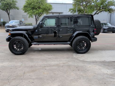 Used 2025 Jeep Wrangler Unlimited Sahara AWD/4WD image 8