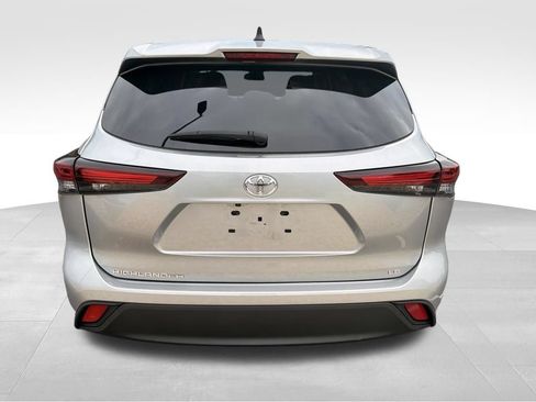 Used 2024 Toyota Highlander LE FWD image 6