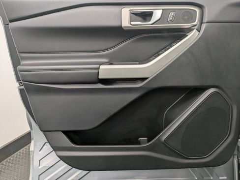 Used 2022 Ford Explorer XLT w/ Equipment Group 202A image 8