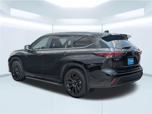 Used 2024 Toyota Highlander XLE FWD image 3