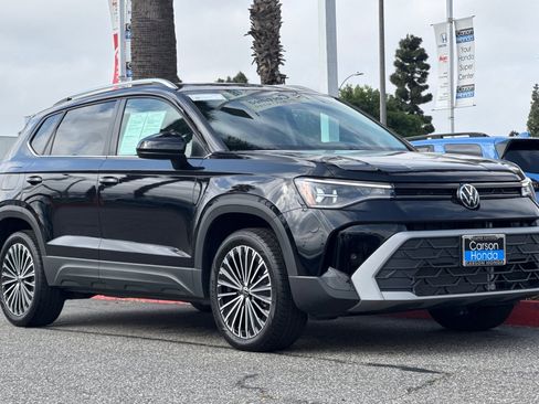 Used 2025 Volkswagen Taos SE w/ Panoramic Sunroof Package image 6