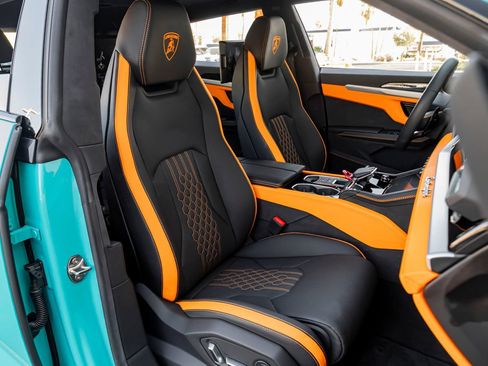Used 2025 Lamborghini Urus SE AWD/4WD image 34
