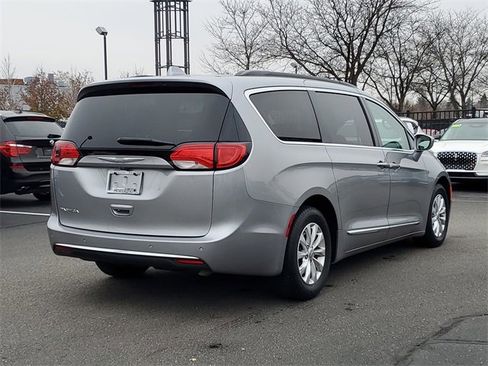 Used 2017 Chrysler Pacifica Touring-L image 7