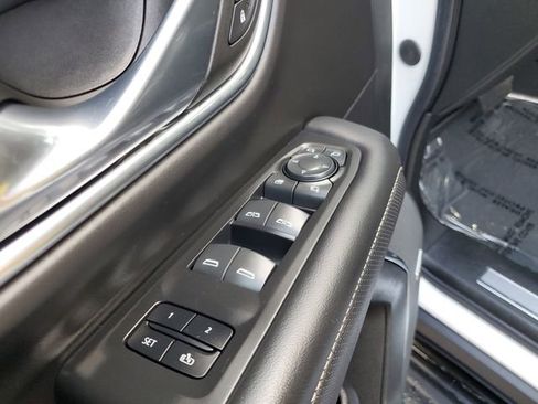 Used 2023 GMC Yukon SLT w/ SLT Premium Package image 17