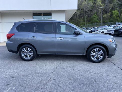 Used 2018 Nissan Pathfinder SL image 2