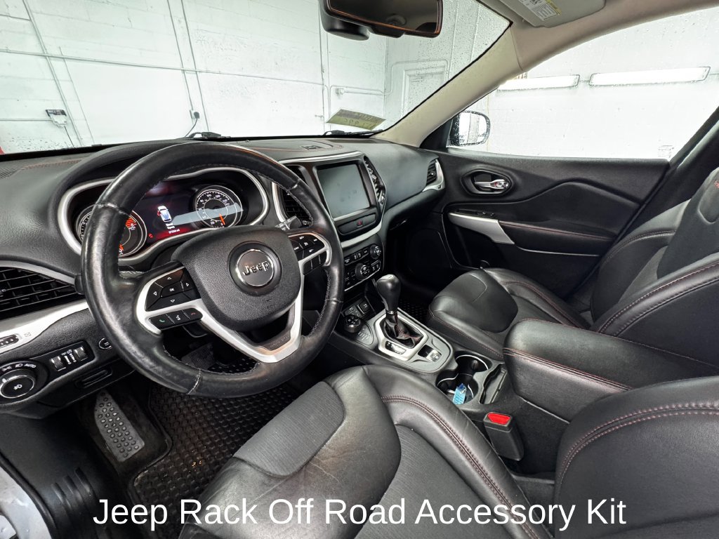 Used 2018 Jeep Cherokee Trailhawk w/ Comfort & Convenience Group AWD/4WD image 15