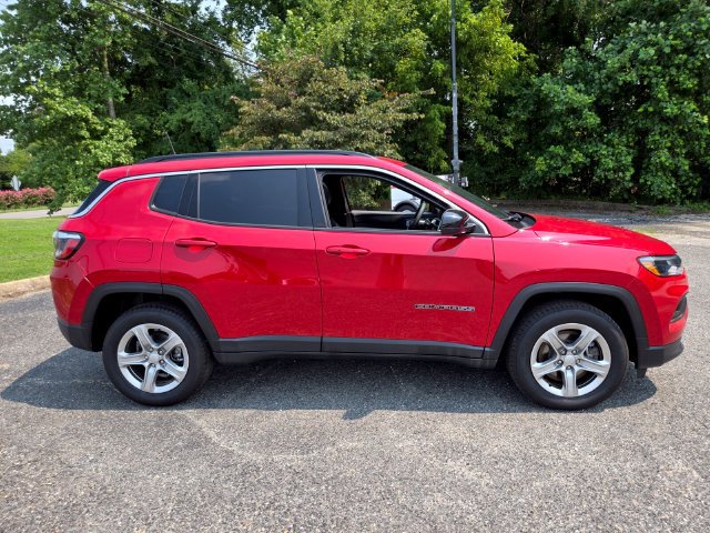 Used 2024 Jeep Compass Latitude w/ Sun and Sound Group AWD/4WD image 10