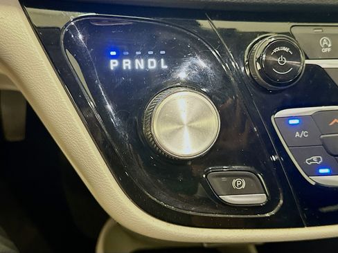 Used 2020 Chrysler Pacifica Touring-L FWD image 25