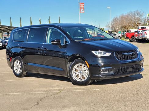 Used 2024 Chrysler Pacifica Touring-L image 2