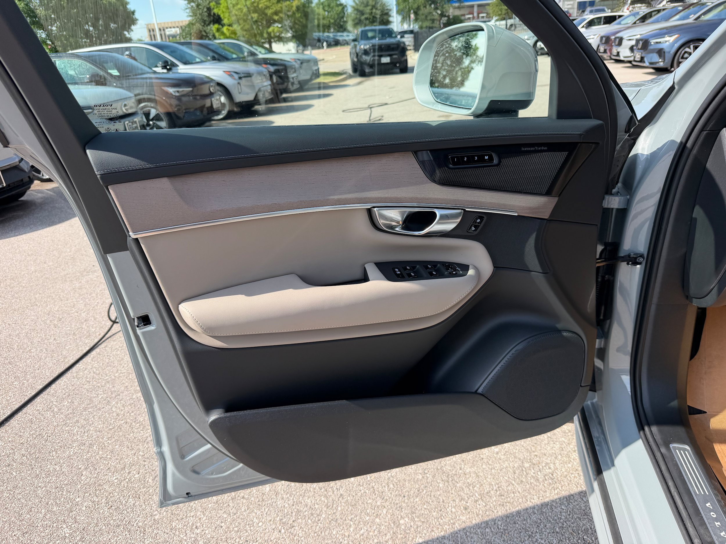 New 2026 Volvo XC90 T8 Plus w/ Protection Package Premier AWD/4WD image 19