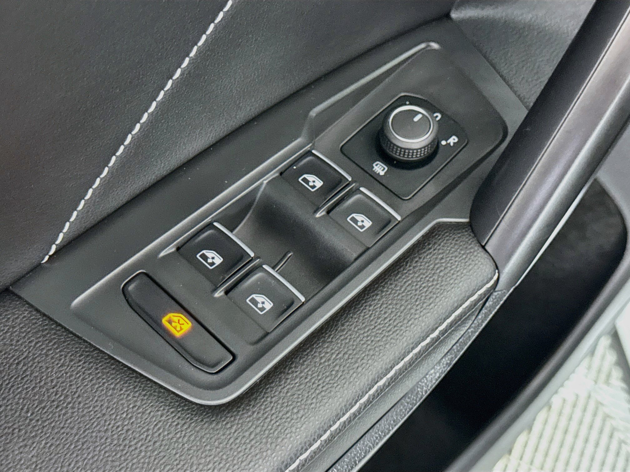 Used 2023 Volkswagen Tiguan SE R-Line FWD image 18
