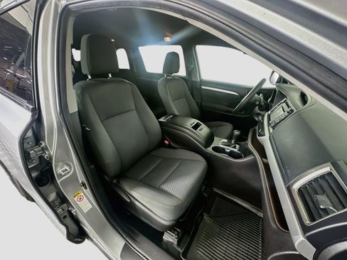 Used 2019 Toyota Highlander LE FWD image 31