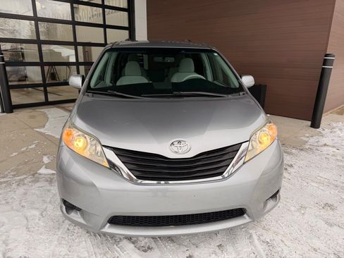 Used 2011 Toyota Sienna LE image 2