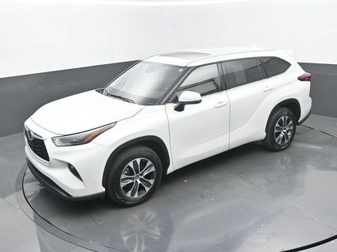 Used 2022 Toyota Highlander XLE image 32
