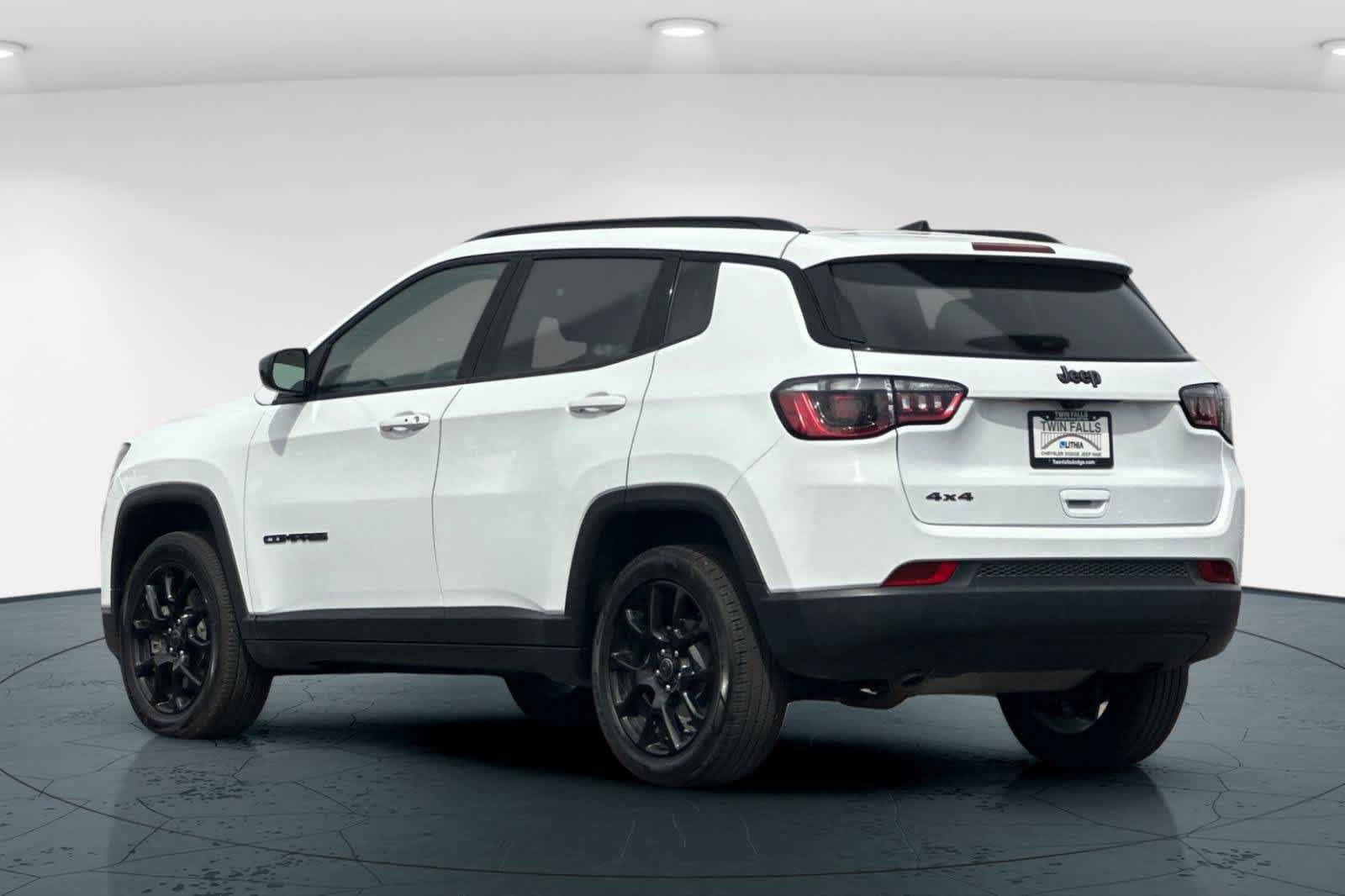 Used 2025 Jeep Compass Latitude w/ Convenience Group AWD/4WD image 8