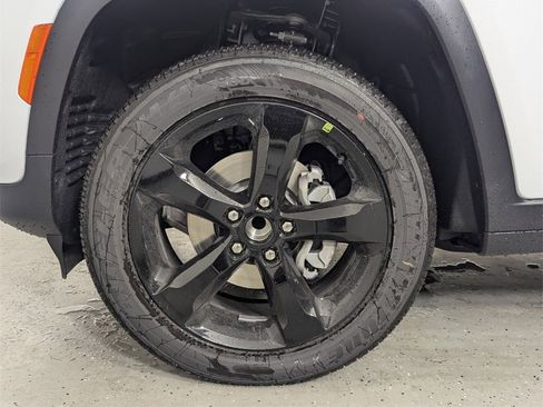 New 2025 Jeep Grand Cherokee Altitude image 9