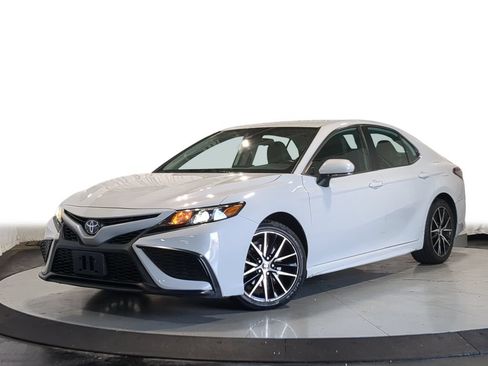 Used 2023 Toyota Camry SE FWD image 1