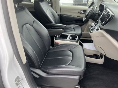 Used 2024 Chrysler Pacifica Touring-L image 36