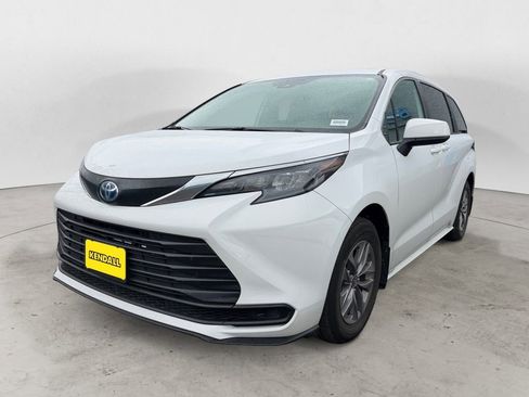 Used 2025 Toyota Sienna LE AWD/4WD image 1